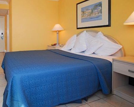 Holiday Inn Express & Suites Nassau Rum bild